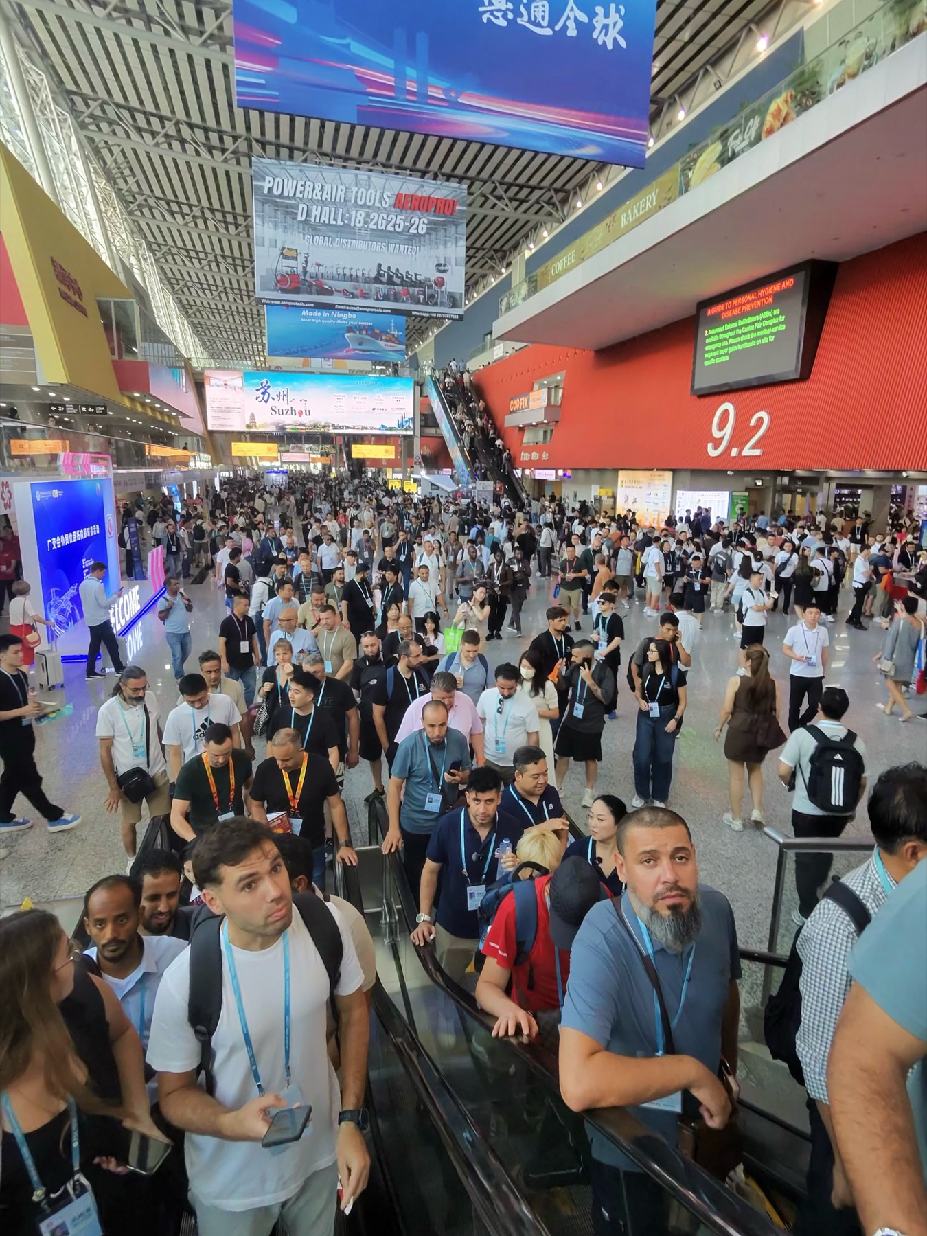 Actividad profesional en el interior de la Feria de Cantón