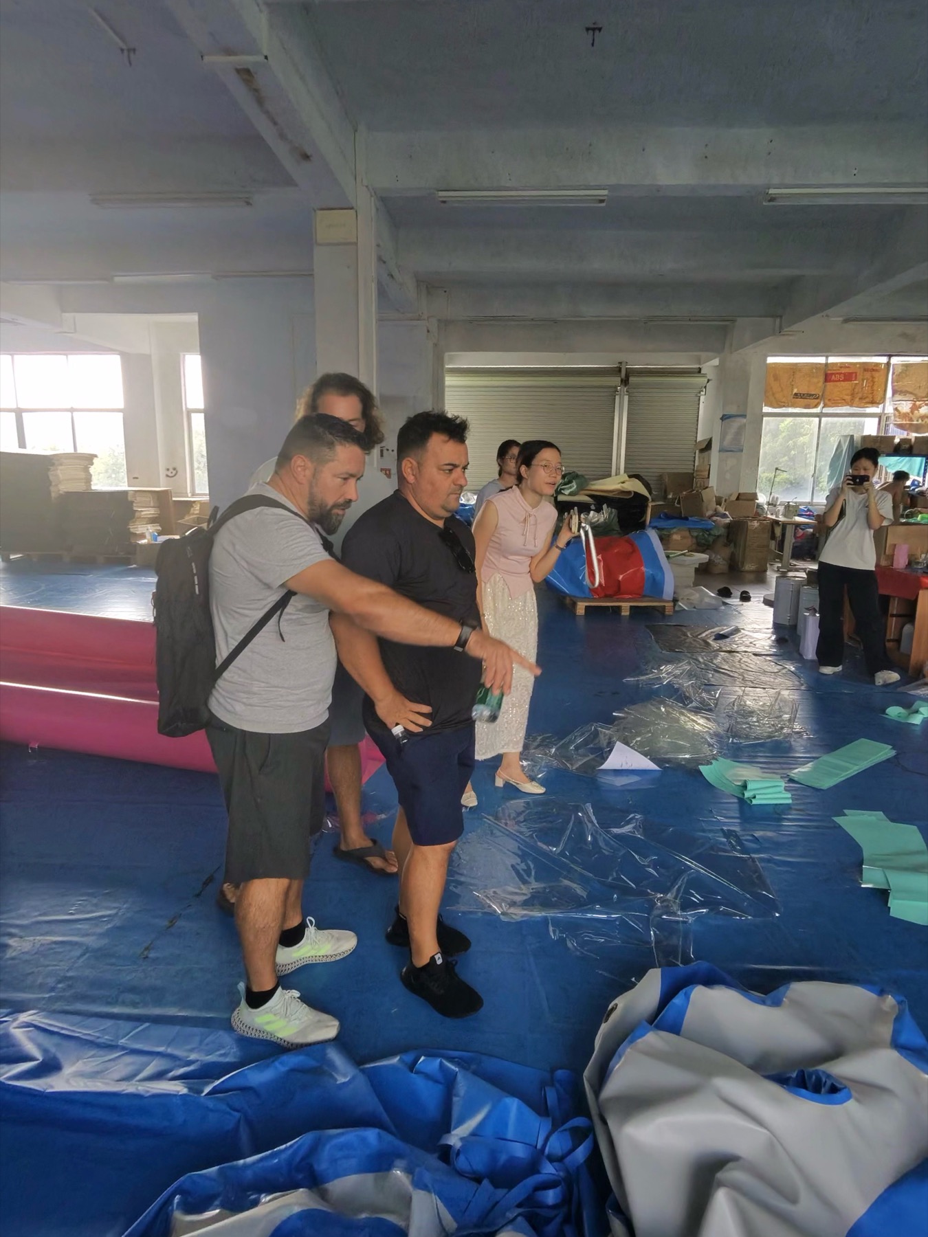 Clientes revisando la producción durante una visita a una fábrica en China